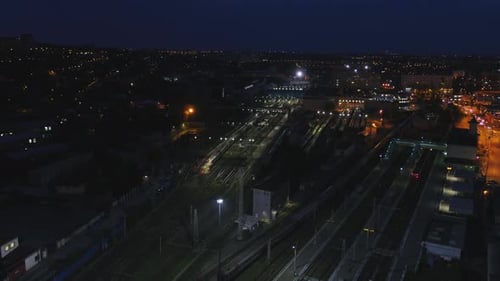 Ein wunderschönes nächtliches Stadtbild mit den atemberaubenden beleuchteten Bahngleisen