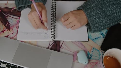 Manos escribiendo notas en un cuaderno