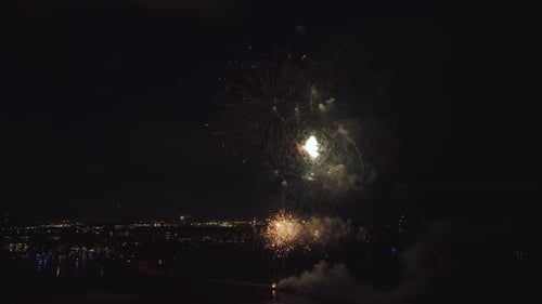 Vista aérea de fogos de artifício brilhantes explodindo com luzes coloridas sobre a costa do mar no Dia da Independência dos EUA