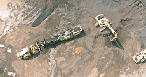 Der Steinbrecher verwendet Maschinen wie Förderbänder, Bagger, um die Steine in den