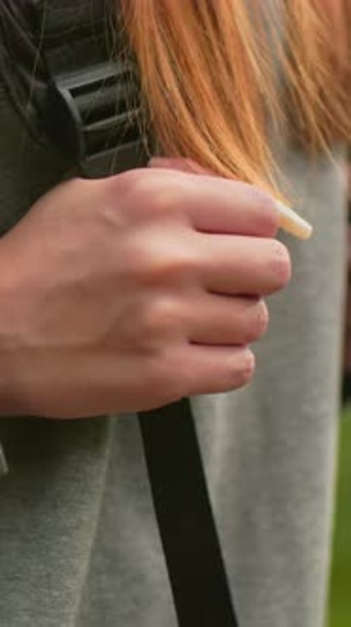 Gros plan d'un sac à dos à bretelles pour femme faisant une randonnée dans une forêt sereine