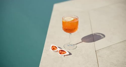 Schwimmbad, Glas und Cocktail mit Sonnenbrille für Sommerurlaub, Urlaub und Entspannung im Freien