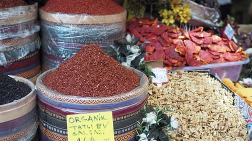 Especias tradicionales y frutos secos en un bazar local en Turquía