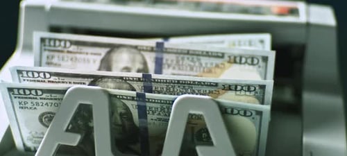 Dollarzählung mit einer elektronisch Maschine
