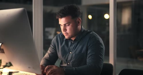 Negocios, hombre y computadora en la oficina por la noche para recibir comentarios del editor, información y resumen del artículo