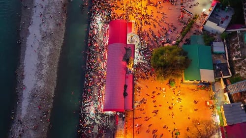 Vue par Drone de la foule à Triveni Ghat Rishikesh