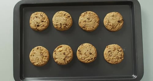 Video von Keksen mit Schokolade auf Backblech auf weißem Hintergrund