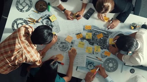 Top view of engineer team talking about turbine engine structure. Alimentation.