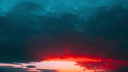 Morgen, Sonnenaufgang, Sonnenlicht, das durch die Wolken scheint, Cumulus-Himmel, Zeitrafferwolken bewegen sich schnell über die