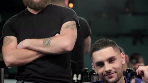 Profesión de barbero: peluqueros en el lugar de trabajo