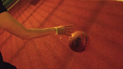 Gros plan d'un ballon de basket dribblé sur un terrain
