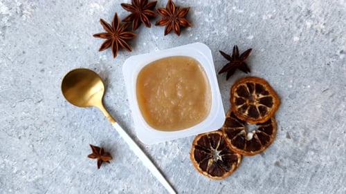 Sauce sucrée aux pommes, nourriture pour bébés, ingrédient en conserve pour les desserts. Compote de pommes