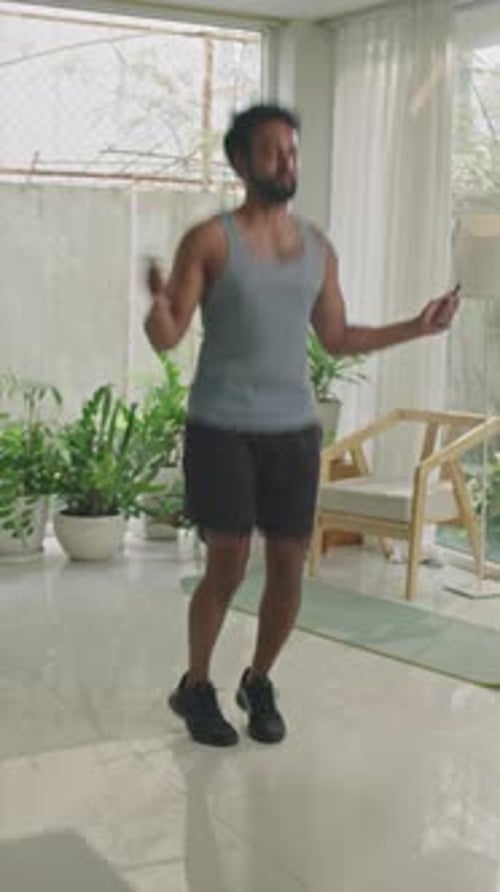 Hombre saltando la cuerda durante el entrenamiento cardiovascular en casa