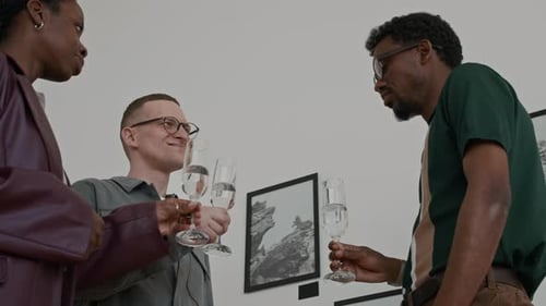 Groupe de personnes souriantes faisant tinter des coupes de champagne