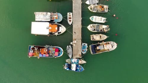 Fischerboote vor Anker an einem Dock 2