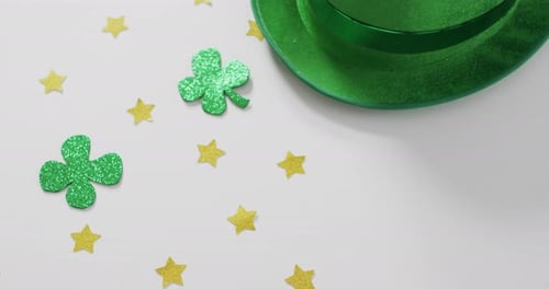 Tréboles y estrellas con sombrero verde con espacio de copia sobre fondo blanco