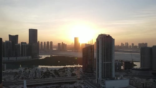 Puesta de sol en Abu Dabi Vista aérea de la isla de Al Reem rodeada de modernos rascacielos entre