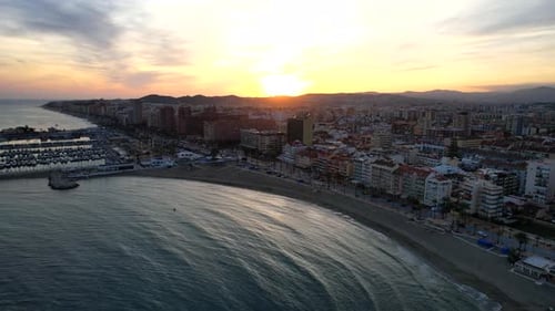 Elevación aérea, inclinación hacia abajo sobre las colinas de Fuengirola, la costa española