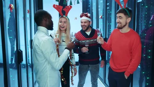 Um grupo diversificado celebra o Natal com alegria em uma sala de servidores