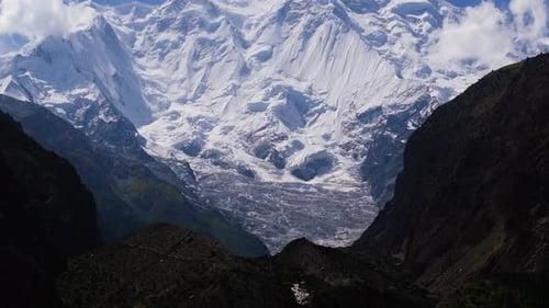 Pan Up dévoile le sommet du mont Rakaposhi, un sommet enneigé dans la chaîne accidentée du Karakoram