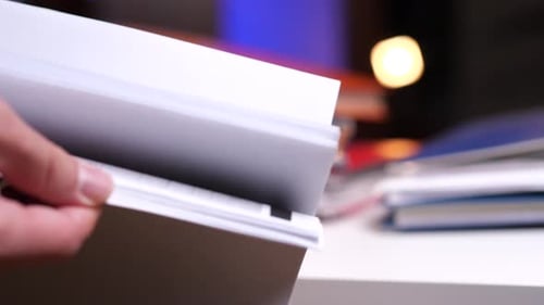 Folheando uma pilha de documentos para encontrar o documento necessário