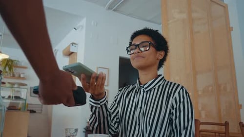 Imagem cinematográfica de funcionários de garçons trabalhando em um café de estilo nórdico