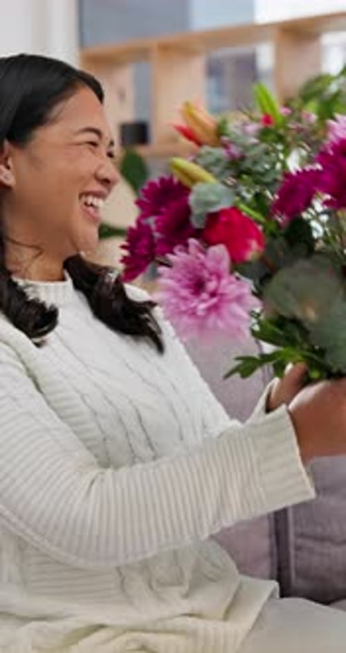 Niño regalando flores, abrazos y regalos para el Día de la Madre con amor y felicidad en casa