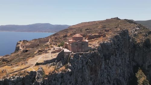 Vista aérea de la Santa Iglesia Ortodoxa de Santa Sofía, Monemvasia, Grecia