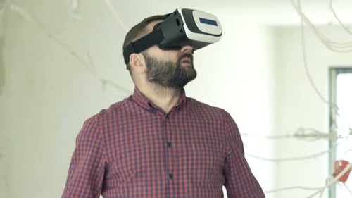 Jeune architecte immergé dans un projet de réalité virtuelle lors de la construction d'une nouvelle maison
