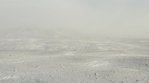 Geländewagen inmitten einer weißen Schneelandschaft während einer Schneeböe