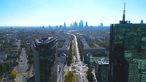 Erstellung eines Panoramabilds aus der Luft auf das Stadtzentrum von Warschau, Polen, Europa. Urbane Skyline mit Glas S