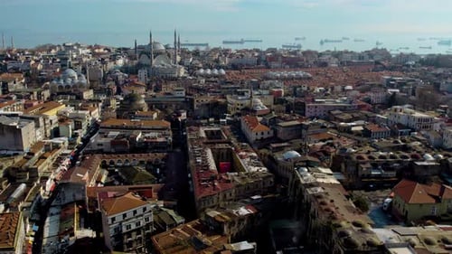 La nouvelle mosquée d'Eminönü, le Grand Bazar et la mer de Marmara