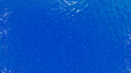 Die klare und durchscheinende große Meerwasserwelle plätschert