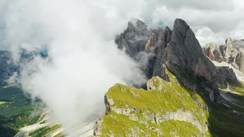 De lourds nuages sont descendus dans la vallée près du mont Seceda