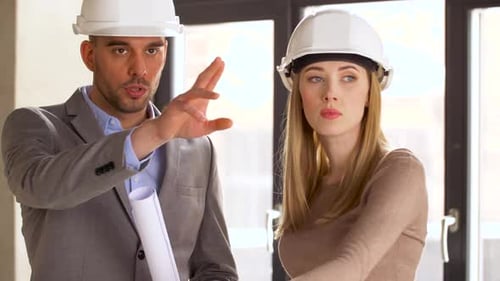 Los arquitectos discuten los planos de planos en un entorno de oficinas moderno