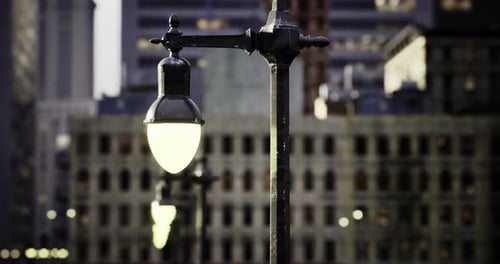 Stadtlichter beleuchten die urbane Straße am Abend