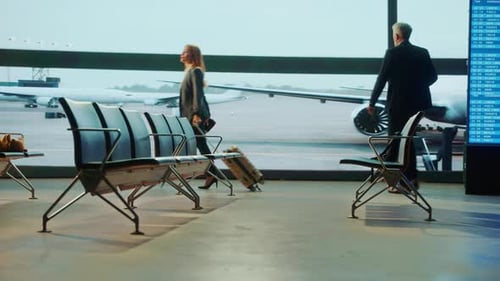 Reisende, die durch ein Flughafenterminal laufen und zu ihrem nächsten Flug auf einer Reise gehen.