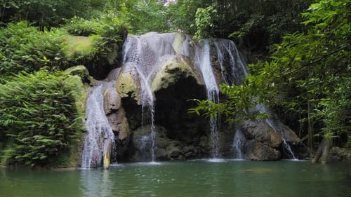 Une cascade sauvage de War Inkabom sur l'île de Batanta à Raja Ampat, en Indonésie.