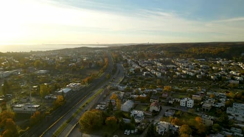 Survol du quartier résidentiel près d'une autoroute de la ville de Gdynia au lever du soleil tôt le matin, Polan