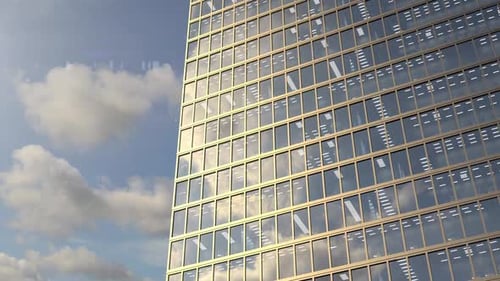 Vol de Drone le long des fenêtres d'un gratte-ciel moderne au soleil couchant