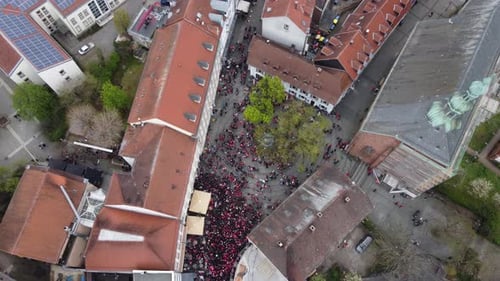 Vista aérea a vista de pájaro: los bares de la plaza Party Zone en el casco antiguo de Kaiserslautern están llenos de gente en Sa