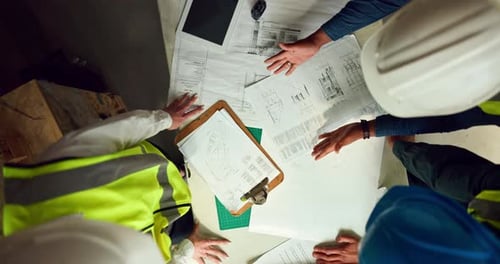 Architekt, Hände und Team bei der Planung oben für Bau-, Gebäude- oder Blaupausenlayout im Büro