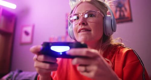 Fones de ouvido, mulher feliz e jogue videogame em casa para competições e rpg online