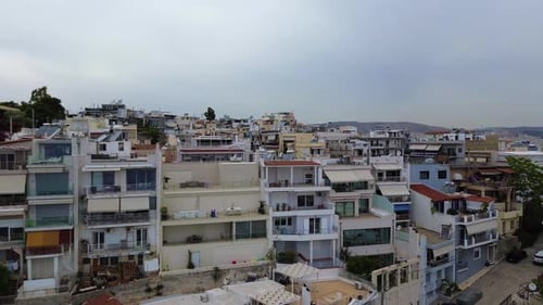 Casas en las colinas de Atenas en la ciudad del Pireo, Grecia, casas de vacaciones en el Mar Egeo, aéreas