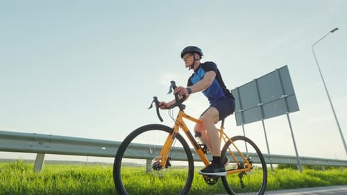 Mann mit schwarzem Helm fährt Fahrrad während des Trainings im Freien