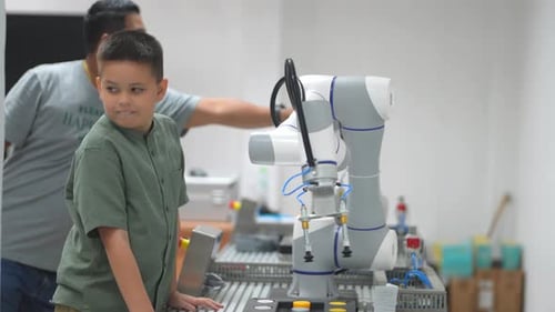 Divers écoliers travaillent sur les technologies robotiques dans le cadre d'une classe de STEM.