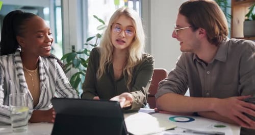 Креатив, обсуждение и встреча сотрудников с планшетом для планирования кампании