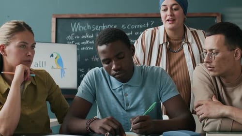 Groupe diversifié de personnes engagées dans le processus éducatif