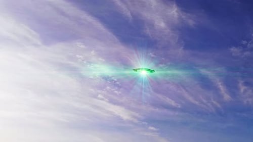 OVNI brillant dans un ciel lumineux