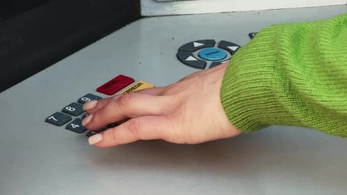 ATM Banking Geben Sie den PIN-Code in den Geldautomaten ein Nahaufnahme einer Person, die den persönlichen PIN-Code in das ATM-Bargeld eingibt